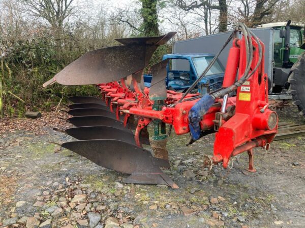 Vogel Noot 6 furrow reversible plough